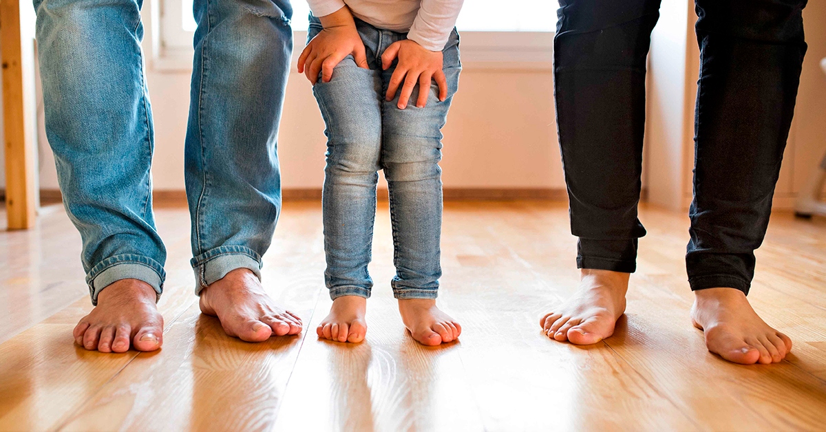 beneficios de caminar descalzo
